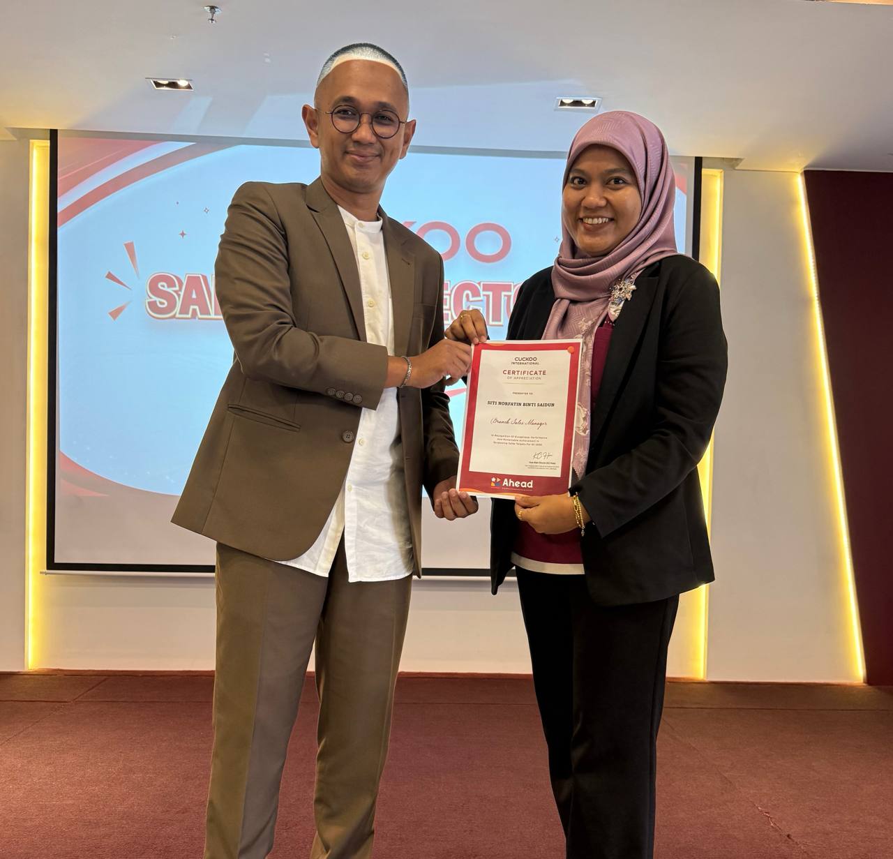 Siti Norfatin menerima Certificate of Appreciation sebagai Branch Sales Manager Cuckoo International